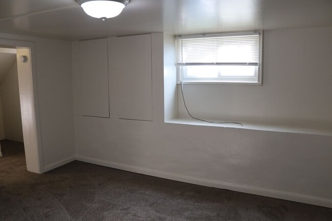 Building Photo - 6 bedroom 2 bath home