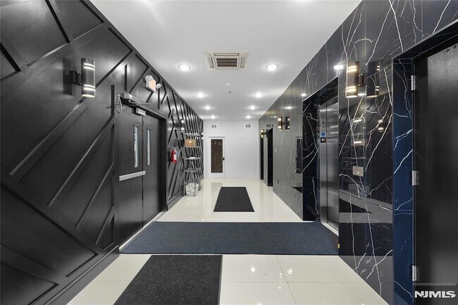 Building Photo - 51 E Main St