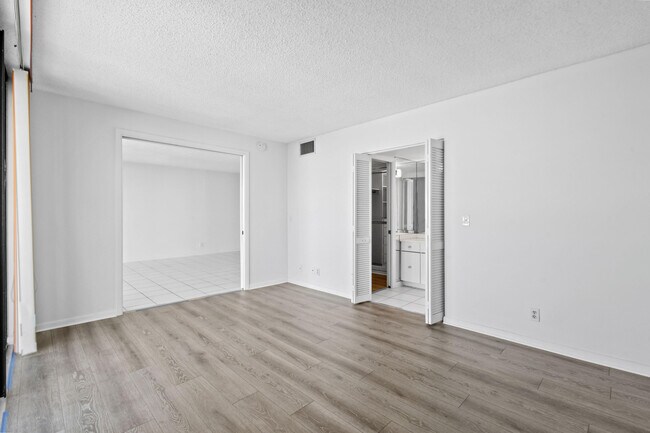 Building Photo - 2425 Presidential Way