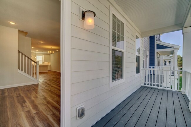 Building Photo - 3-Bedroom Townhome w/Attached Garage! Avai...