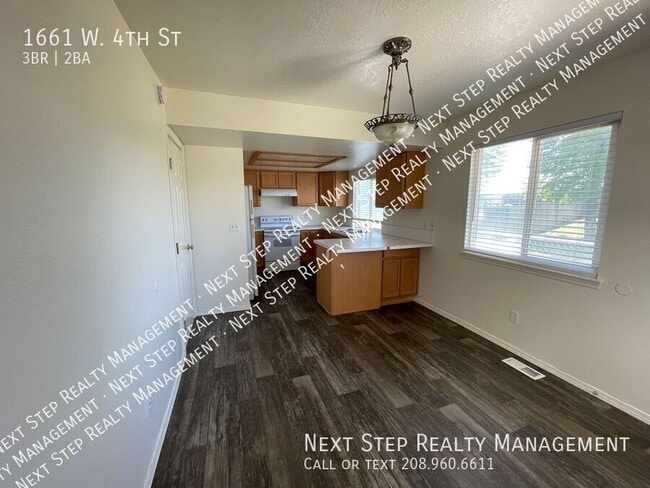 Building Photo - 1661 W 4th St