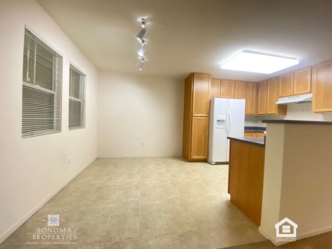 Building Photo - Must-See Charming Ground-Level 1 Bedroom Apartment