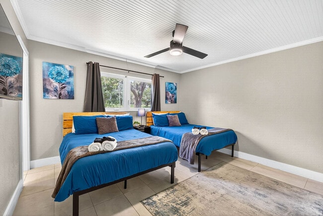 Building Photo - 318 S Burlingame Ave