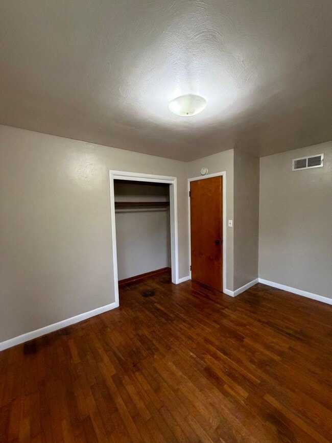 Building Photo - Spacious 2 Bedroom Home Holland Northside