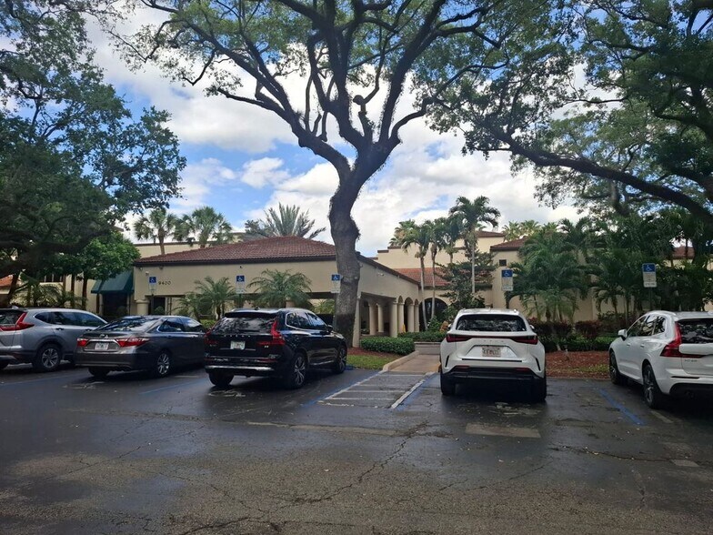 Building Photo - 9430 Poinciana Pl