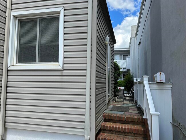 Building Photo - 33 S Benson Ave