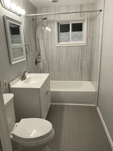 Building Photo - 34 N Elmhurst Ave