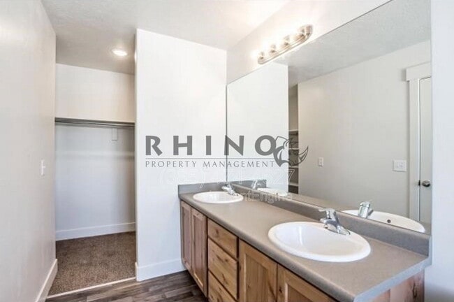 Building Photo - 834 Lennox St