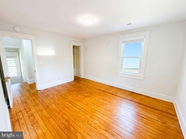 Building Photo - 209 4th Ave