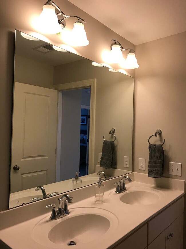 Building Photo - LARGE HOME WITH A POND LOT!