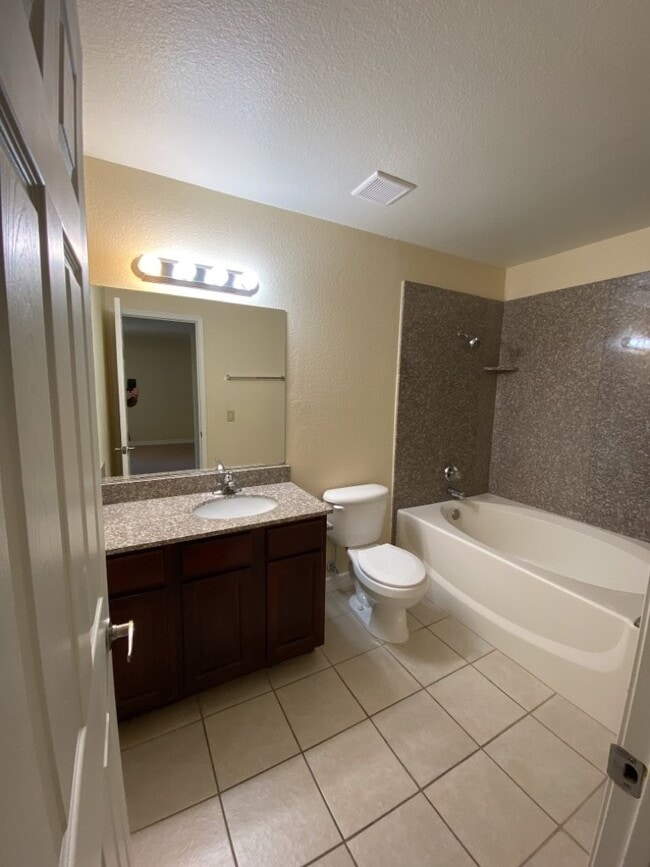 Building Photo - 3 Bedroom 2 bath condo located on second floor.