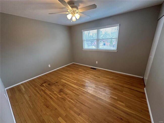 Building Photo - Discover the epitome of comfort in this 3-bed, 2-bath ranch-style gem.