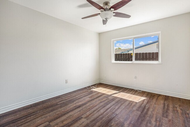 Building Photo - Beautiful Single Story In Great Location!!