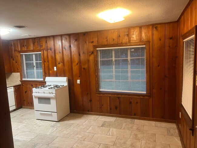 Building Photo - Charming 3 Bed 1 Bath Home