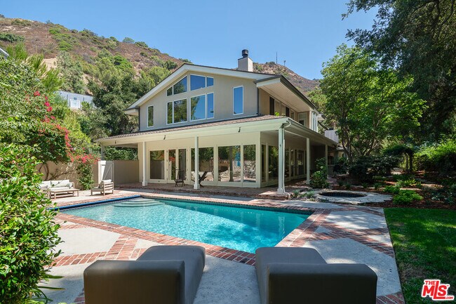 Building Photo - 7972 Mulholland Dr