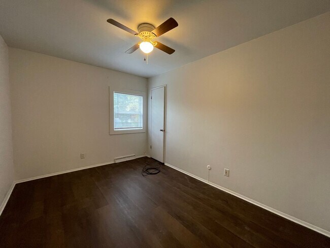 Building Photo - Abbott Court Apartments