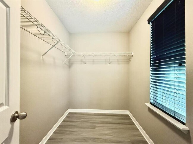 Building Photo - 11804 Silverlake Park Dr