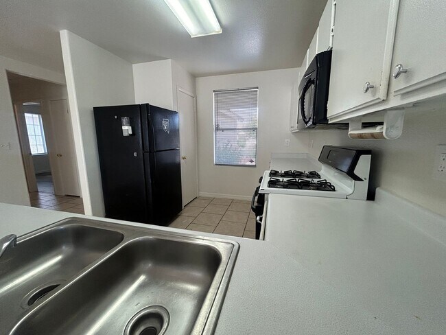 Building Photo - 5521 Ramirez St