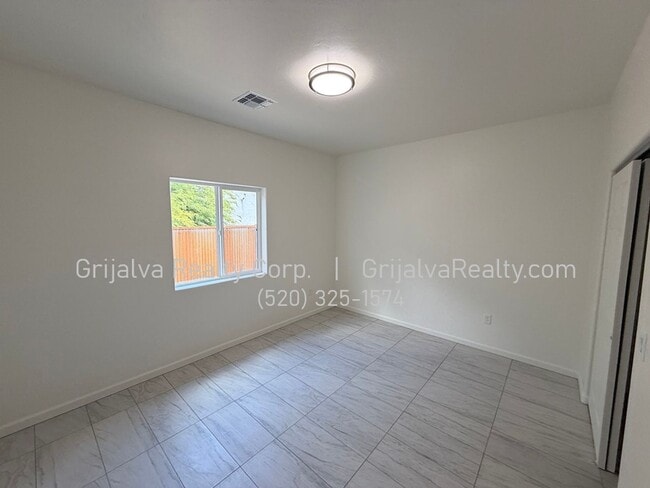 Building Photo - 4501 S 7th Ave