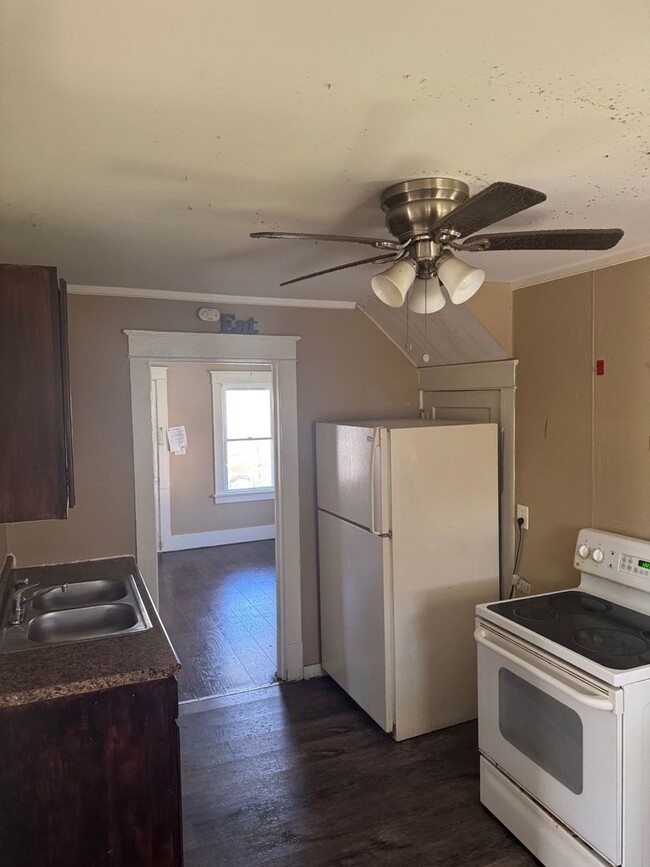 Building Photo - Charming 3-Bedroom Property in Prime Location