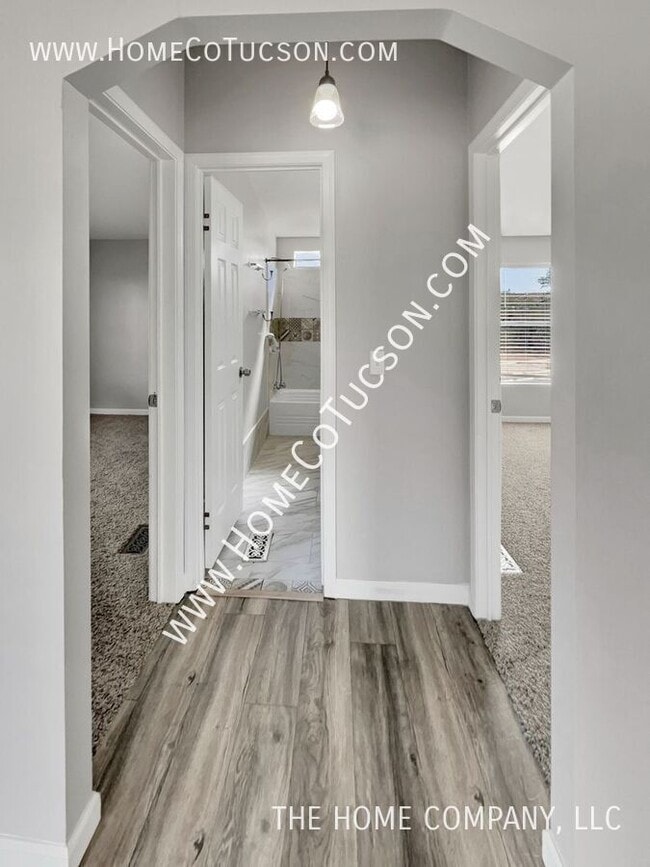 Building Photo - 9410 S Van Dr