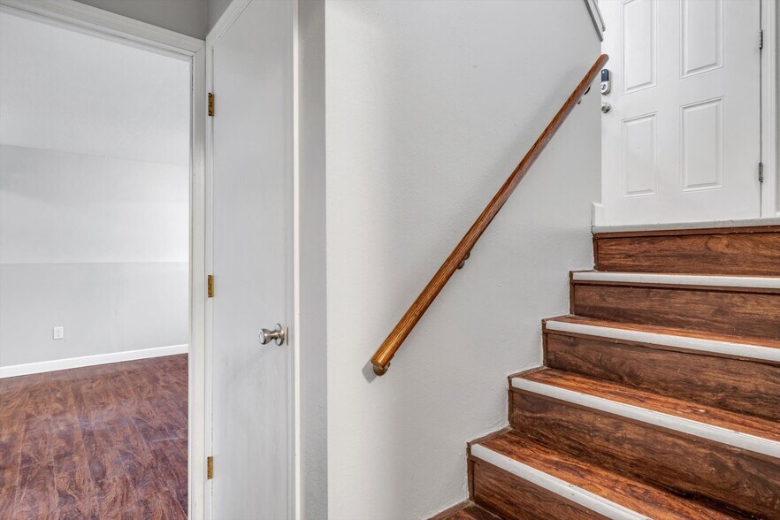 Building Photo - 11 Carriage Lane