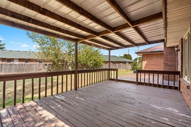 Building Photo - All-Brick Beauty on a Quiet Cul-de-Sac Near Kickapoo!