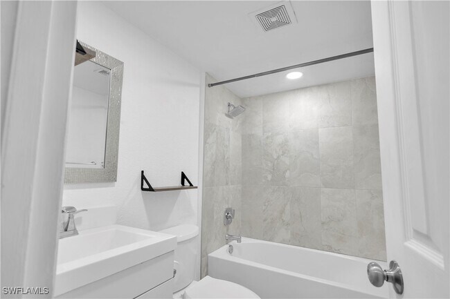 Building Photo - 4601 Bayshore Dr