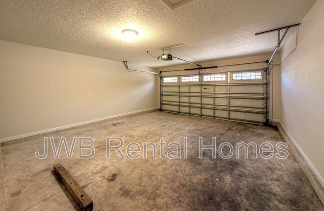 Building Photo - 925 Killarney Ave