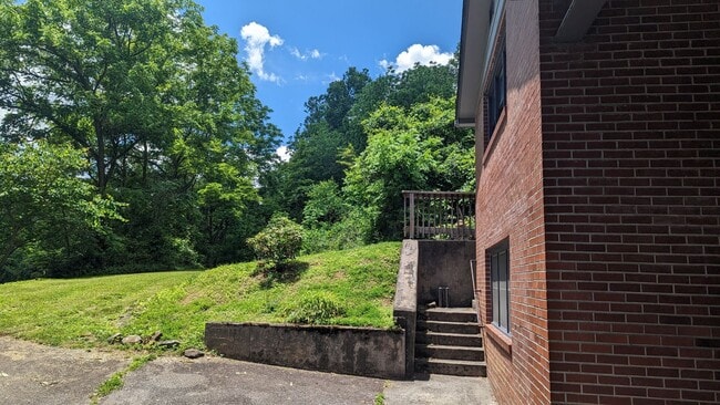 Building Photo - Charming 1 Bedroom Apartment located in beautiful Sylva NC $950 a month-available July 1st