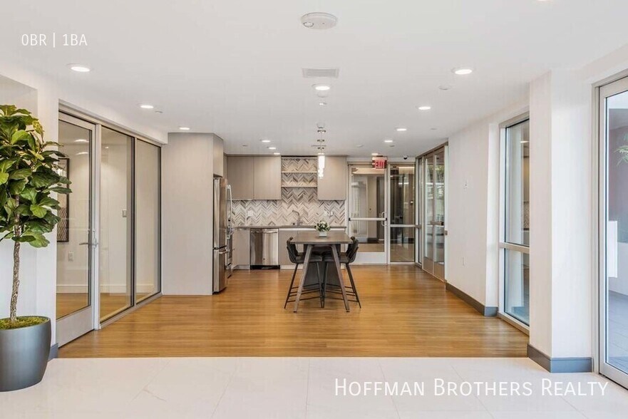 Primary Photo - 455 S Kenmore Ave