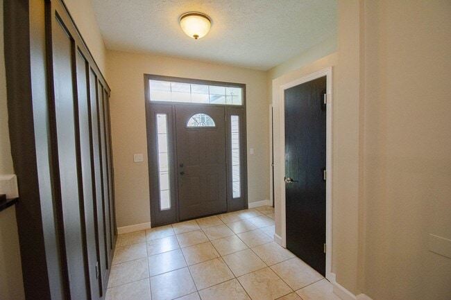 Building Photo - 2107 Ponderosa Dr SW