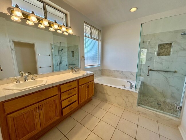 Building Photo - Spacious 4 Bed/2.5 Bath Home Escondido
