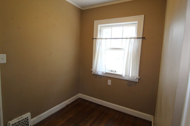 Building Photo - December FREE On This 3 Bedroom 1.5 Bath Home Just Minutes From Brookside