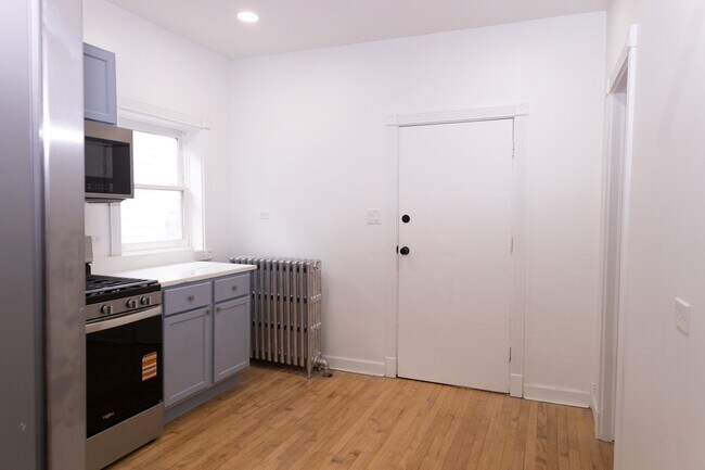 Building Photo - 2016 N Kilbourn Ave