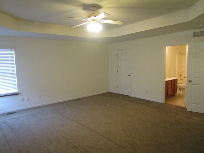 Building Photo - Huge 3 Bedroom, 2 Bath Town Home in SW Col...