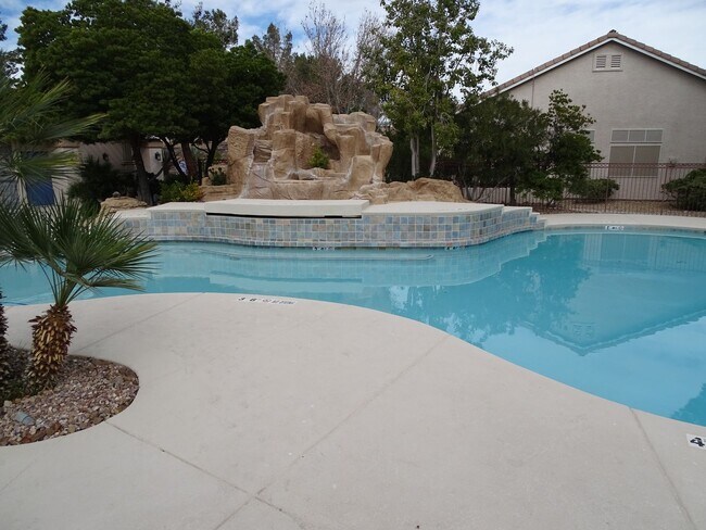 Building Photo - Beautiful One Story 2 Bedroom Townhome Wit...