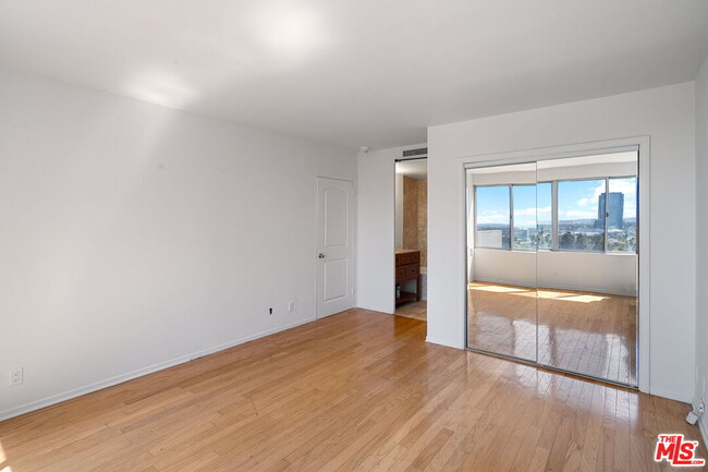 Building Photo - 865 Comstock Ave