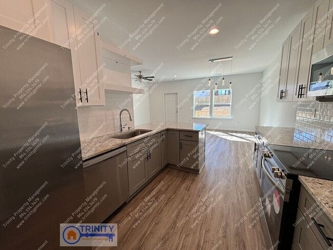 Building Photo - Gorgeous newly built townhome near downtow...