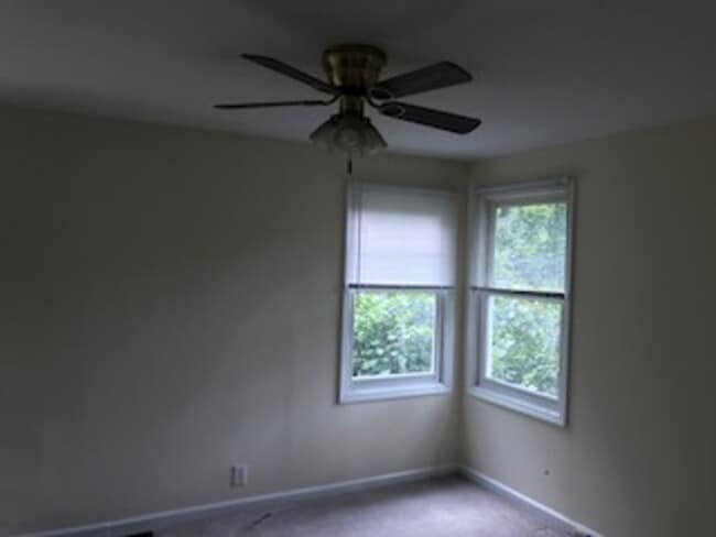 Building Photo - Roomy 1 Bedroom