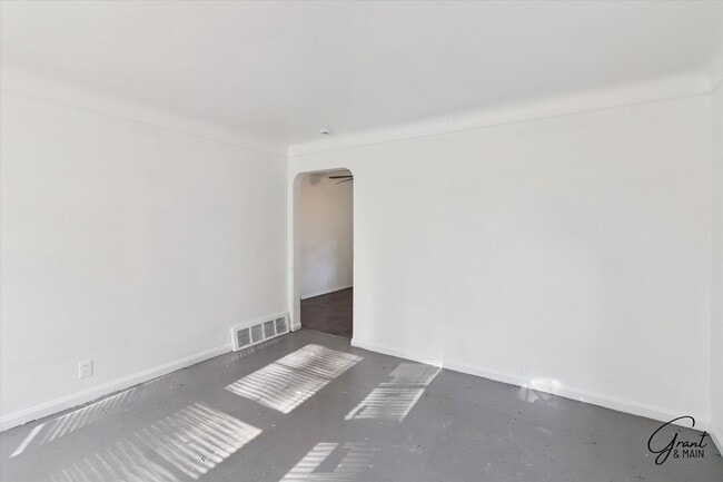 Building Photo - 3 bedroom ranch $1100