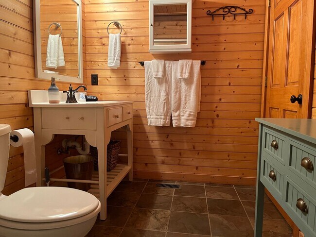 Building Photo - Beautiful 3/2 Mountain Home Rental!