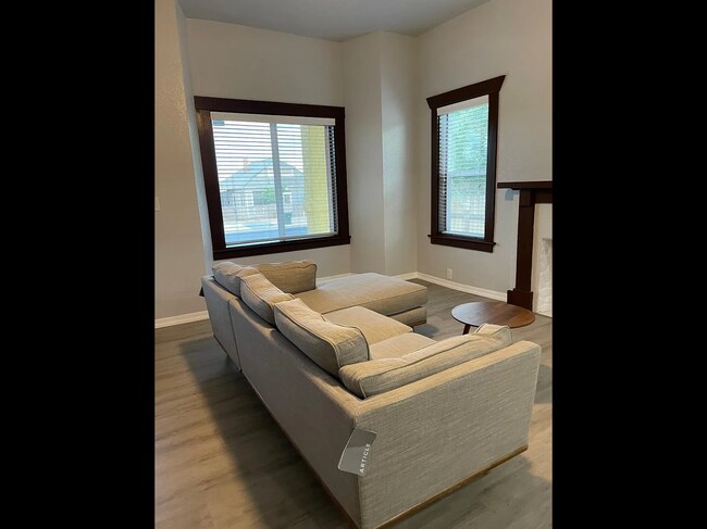 Building Photo - 640 S 1st Ave