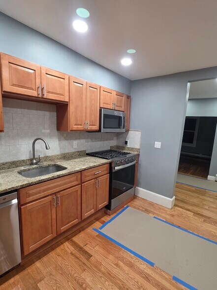 Building Photo - 18 Mascot St