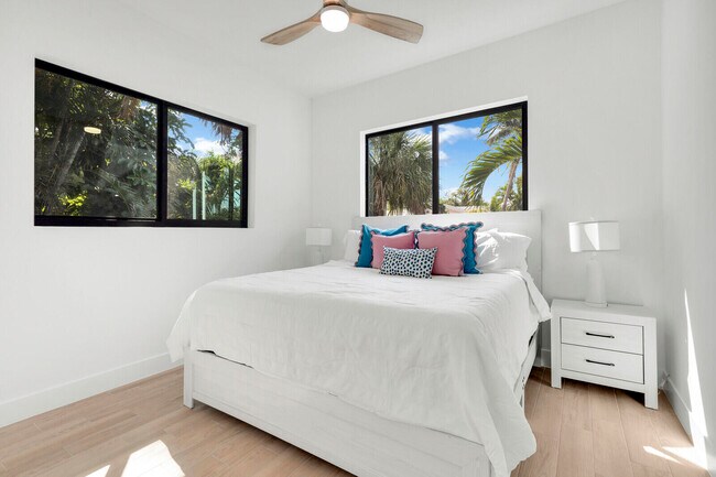 Building Photo - 1248 N Harbor Dr