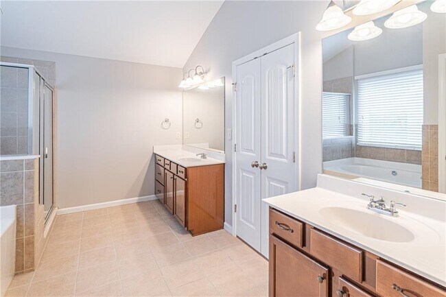 Building Photo - 2668 Lake Manor Circle