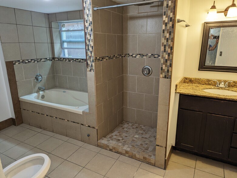 Building Photo - 4835 W Cornelia Ave