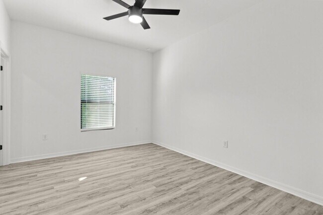 Building Photo - 548 Knapp St