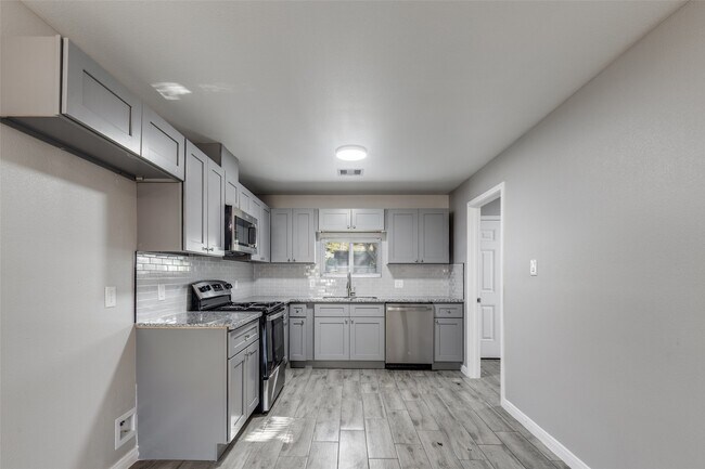 Building Photo - 6038 Glenhurst Dr