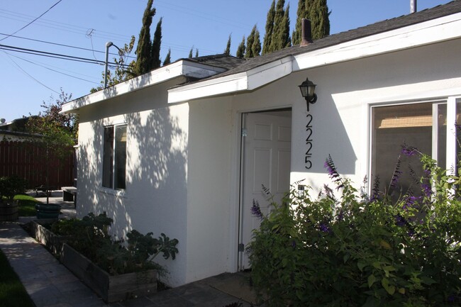 Building Photo - Bright West Adams Area Bungalow Style home